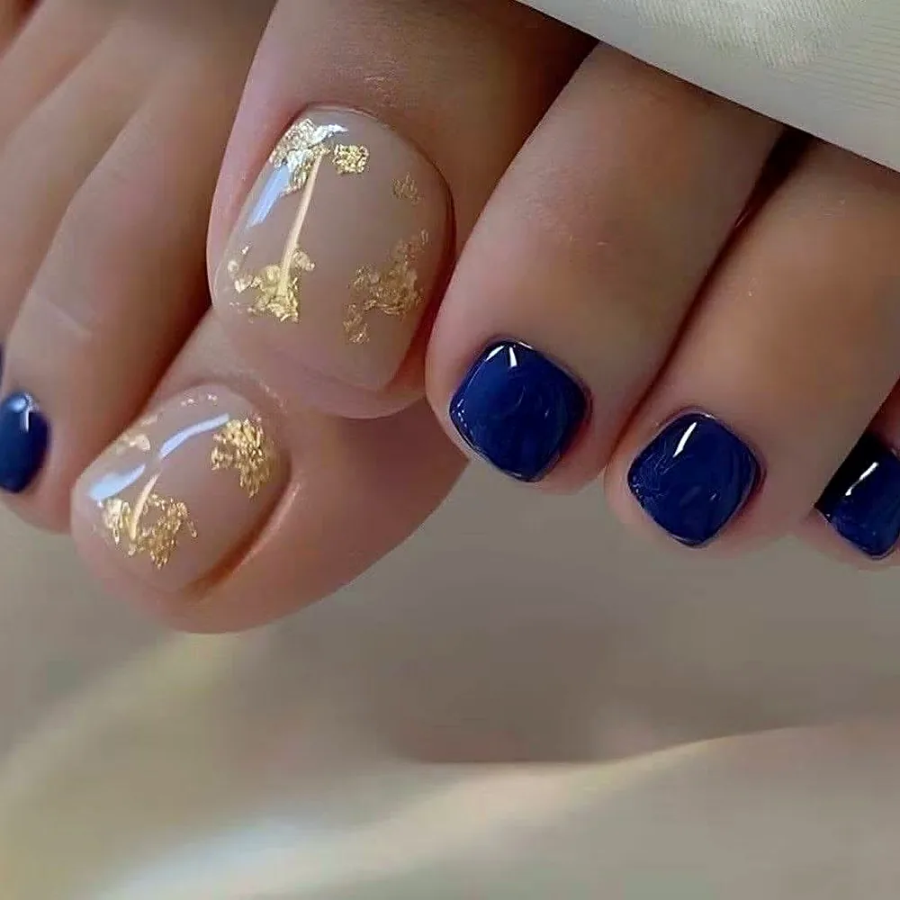 Pediküre in Navy mit Gold Design