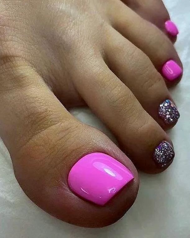 Pinke Pediküre mit Glitzer