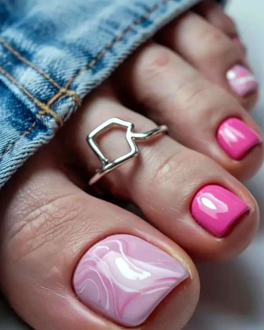 Pediküre in Pink mit Marmor Akzent