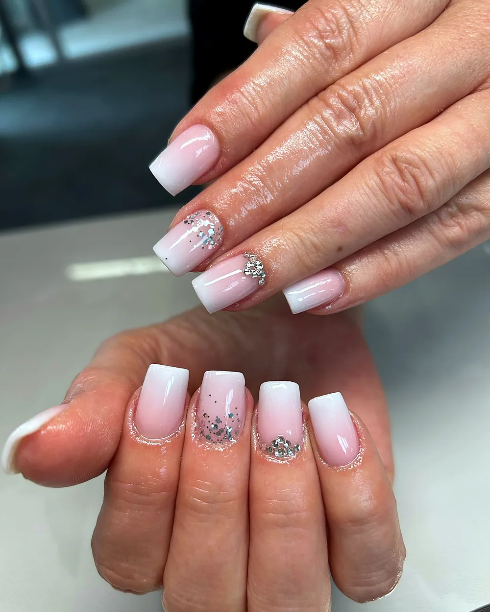 Babyboomer Nägel mit Glitzer Akzent