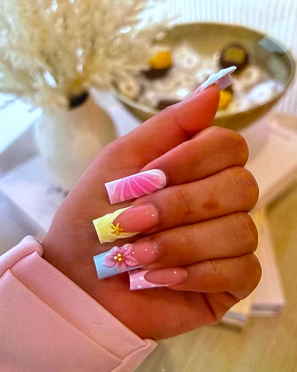 Lange Pastellnägel mit Blumen, Arbeit von SkyNails