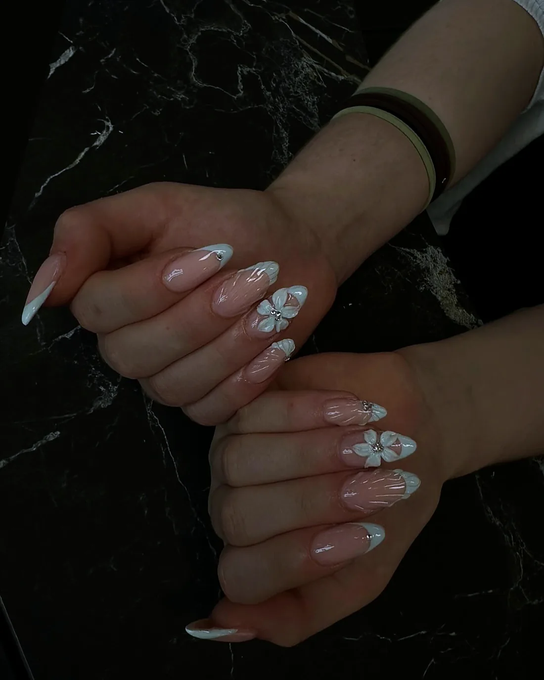 Nude Nägel mit Strass auf dunklem Marmor