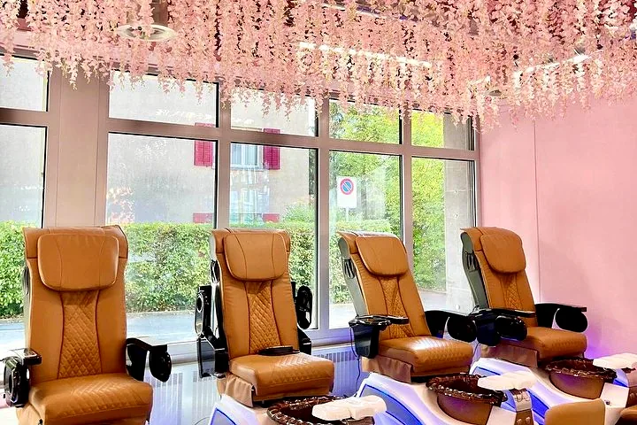 Salon von SkyNails mit Blütendecke