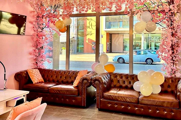 Lounge mit Chesterfield Sofas am Fenster
